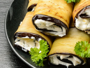 Баклажаны, фаршированные сыром, чесноком